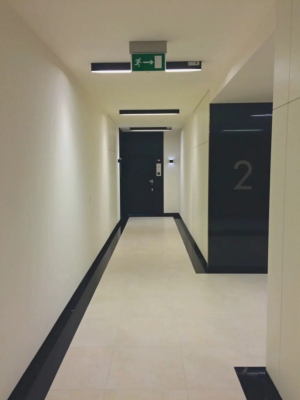 Korytarz piętra - części wspólne w standardzie hotelowym, czarny lacobel i oświetlenie LED